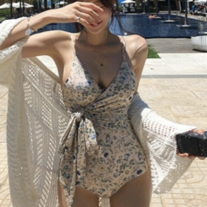 温泉 スリム エレガント女性 水着　温泉可　ビキニ